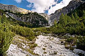 Trekking nel Parco Naturale Puez-Odle. La lunga discesa dal Rifugio Puez a Selva in Valgardena lungo la Vallelunga. 